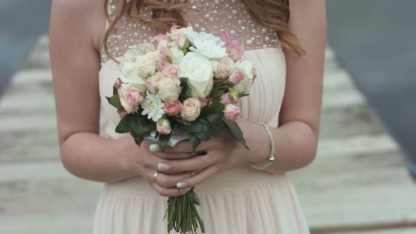 Noiva segurar o buquê de casamento em suas mãos — Vídeo de Stock