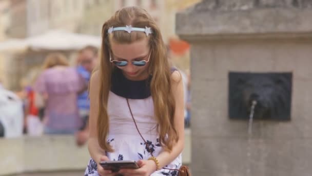 Dziewczynka z komputera typu tablet — Wideo stockowe