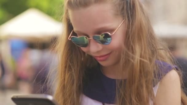 Дівчинка з планшетним комп'ютером — стокове відео