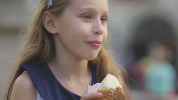 Niña comiendo helado en un día caluroso y tórrido de verano en el parque infantil, niños — Vídeo de stock