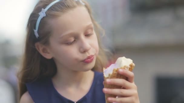 Niña comiendo helado en un día caluroso y tórrido de verano en el parque infantil, niños — Vídeos de Stock