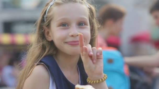 Niña comiendo helado en un día caluroso y tórrido de verano en el parque infantil, niños — Vídeo de stock