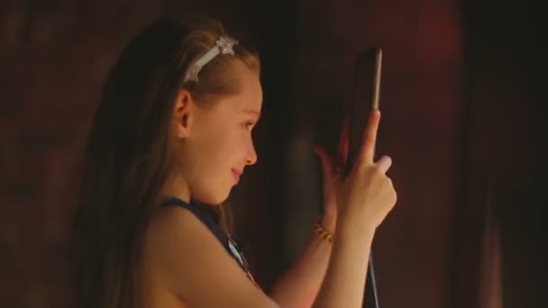 Дівчинка з планшетним комп'ютером — стокове відео