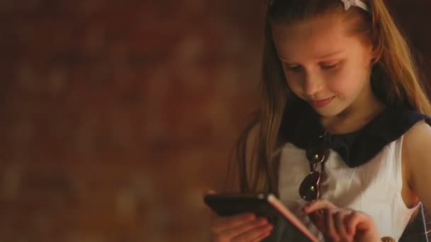 Petite fille avec ordinateur tablette — Video