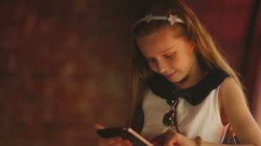 individualidad. Funky mujer vestida con elegante luz revoloteando vestido