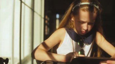 genç çocuk bir bardak taze su sahiptir