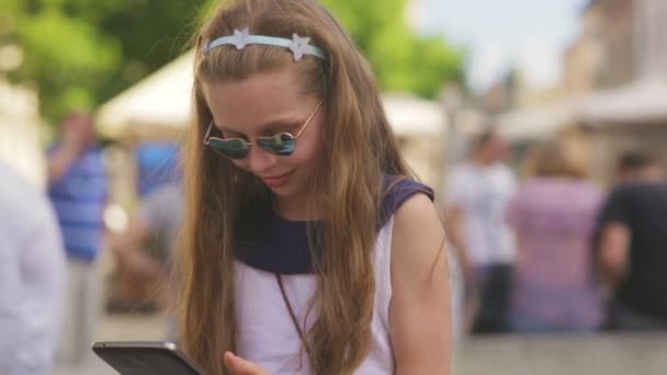 Menina com Tablet Computador — Vídeo de Stock