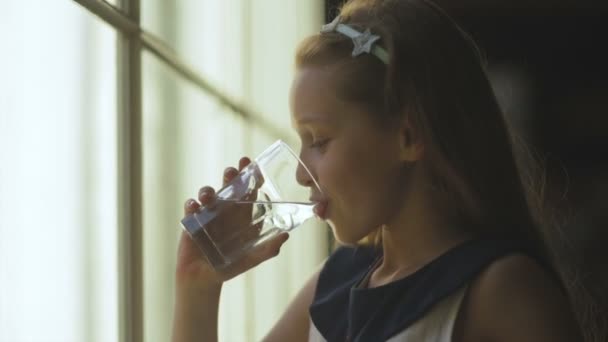 Criança pequena desfruta de um copo de água doce — Vídeo de Stock