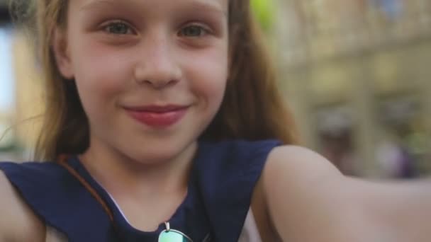 Close up de uma menina sorrindo enquanto ela olha para a câmera — Vídeo de Stock