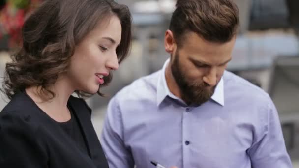 Mooie jongedame praten met haar collega. — Stockvideo