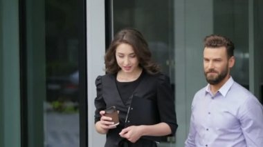 Çekici genç işkadını ve onun meslektaşım ofisinden girme.