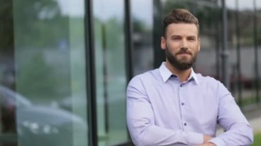 Kameraya gülümseyen genç seksi işadamı.