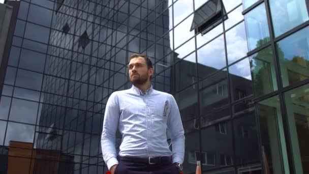 Man tijd op zijn horloge verblijft in de buurt van zijn kantoor controleren. — Stockvideo