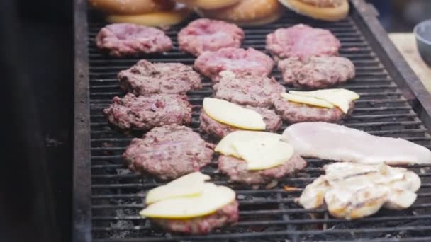 O cozinheiro derrete o queijo em um hambúrguer. O cozinheiro usa uma tocha de sopro para derreter queijo em uma costeleta de carne. Chef derrete queijo em um hambúrguer usando uma tocha de sopro . — Vídeo de Stock