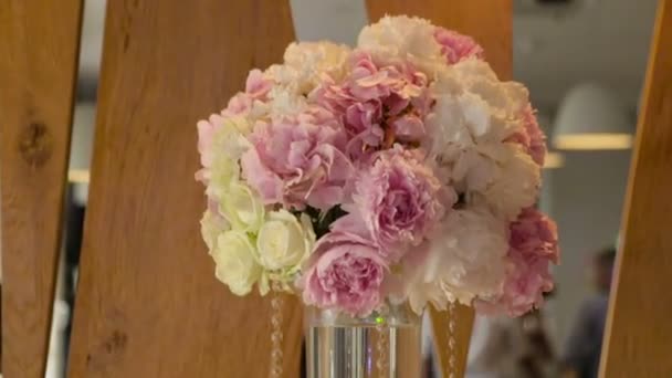 결혼식에 아름 다운 결혼식 장식입니다. 테이블에는 아름 다운 꽃. — 비디오