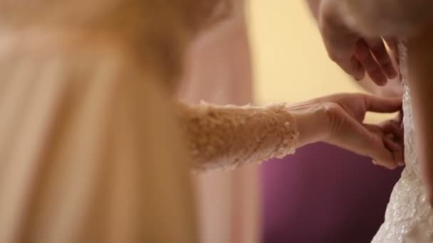 Boutonnage de la robe de mariée 