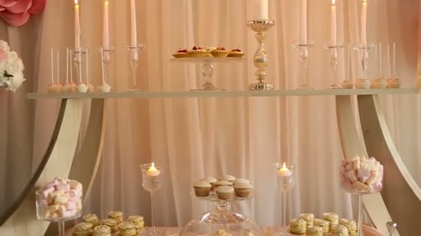 Video wedding decor sweets on the table — Stock Video