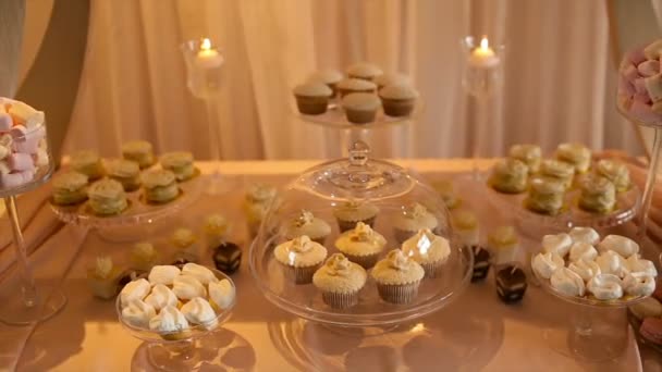 Video de la decoración de la boda dulces en la mesa — Vídeo de stock