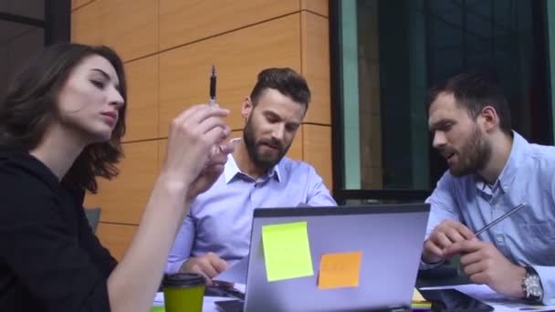 Reunión entre empresarios sobre una mesa — Vídeo de stock