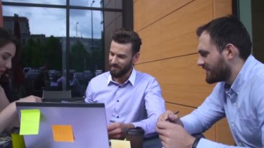 Sokakta söz Businesspartners.