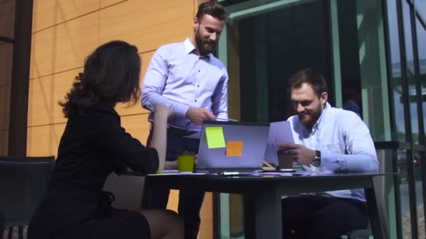 Босс показывает своим сотрудникам документ — стоковое видео