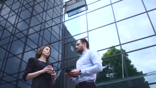 Parceiros de negócios felizes desfrutando tempo juntos . — Vídeo de Stock