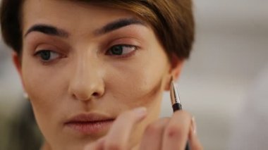 Makyaj yüz şekillendirme tekniği ile profesyonel makyaj sanatçısı gölgelendirme.