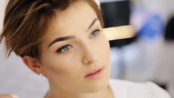 Stylische junge Frau mit frischer, sauberer Haut und grünen Augen, die ihren Kurzhaarschnitt berührt, Porträt aus nächster Nähe — Stockvideo