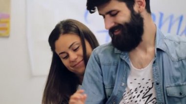 Mutlu baba elinde bebekle oynarken. Anne-babalar ve şirin bebek arasındaki iletişim