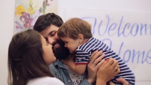 Familia feliz madre, padre e hijo pasando cada tiempo libre juntos, en el interior — Vídeos de Stock