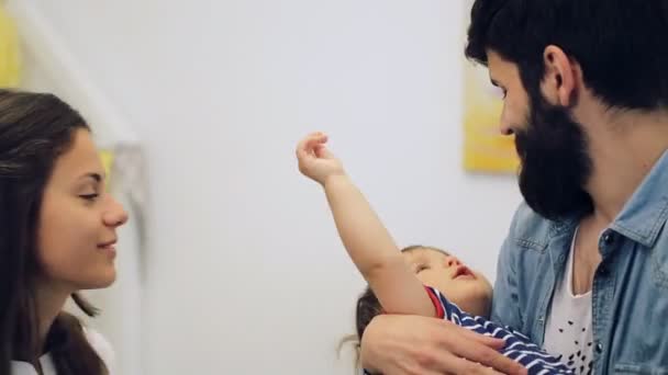 Ευτυχής πατέρας παίζει με μωρό στα χέρια του. Επικοινωνία μεταξύ γονέων και χαριτωμένο μωρό — Αρχείο Βίντεο