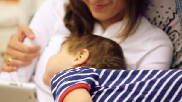 Felice giovane famiglia con bambino utilizzando tablet computer a casa moderna per giocare e l'istruzione — Video Stock