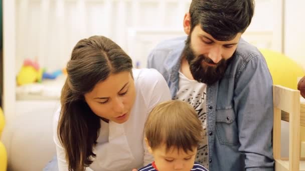 Glad ung familj med pojke med hjälp av tablet PC i moderna hem för att spela spel och utbildning — Stockvideo