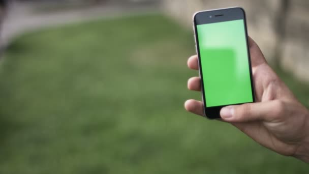 Segurando Touchscreen Device, Close-up de mãos femininas usando um telefone inteligente. chroma-key, tela verde — Vídeo de Stock