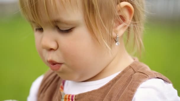 Niña jugando con meados en el jardín . — Vídeo de stock