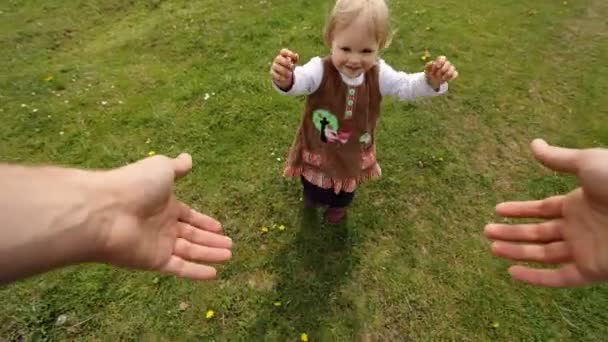 Pequeña niña corriendo sobre hierba verde y disfrutando de su tiempo en el villlage . — Vídeo de stock