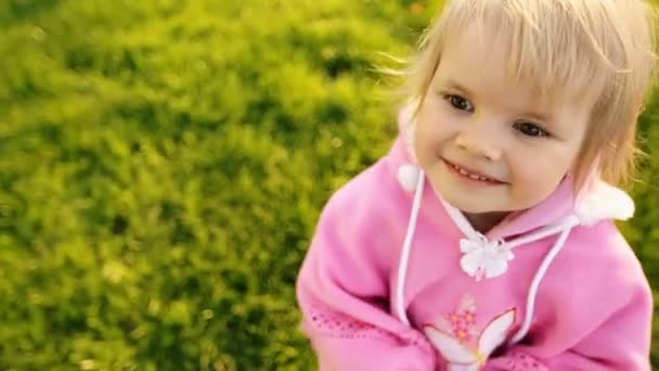 Hihetetlenül aranyos gyerek nagy szemekkel néz a kamera. — Stock videók