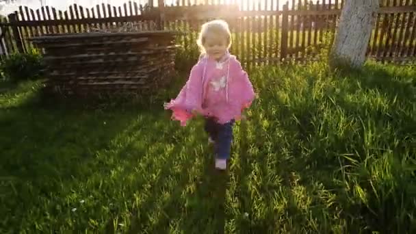 Niedliches Baby läuft durch den Garten. — Stockvideo