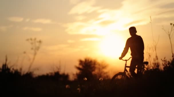 Liten pojke rida sin cykel i byn. — Stockvideo