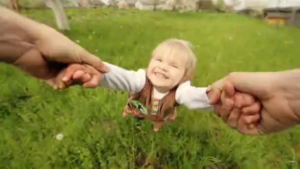 Babam onu Bahçe üzerinde durdu süre onun dauther, elele. — Stok video