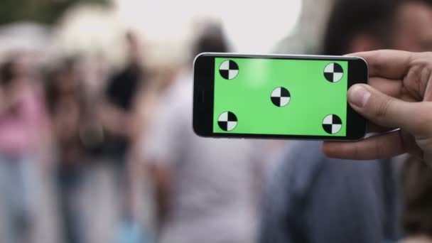Smart Phone Held by Hand Tela verde Chroma Key Tracking Motion Horizontal. Pessoa Sentado Telefone na mão Swipe Down-Up Animação Tipo Zoom . — Vídeo de Stock