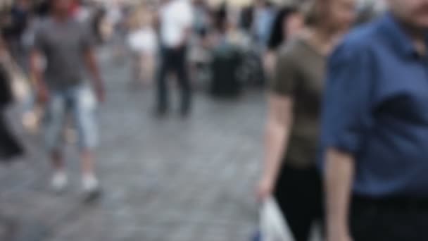 Primer plano de las manos masculinas utilizando smartphone al aire libre en el centro de la ciudad. Hroma Key. De cerca. Movimiento de rastreo. Vertical. pantalones. - Deslizar izquierda derecha animación negro 6 Shot en la cámara de cine ROJO en 4K — Vídeos de Stock