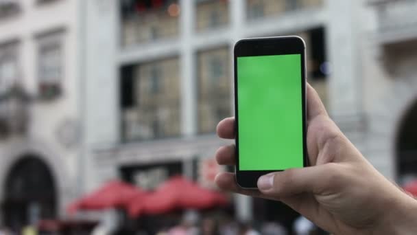 Primer plano de las manos masculinas utilizando smartphone al aire libre en el centro de la ciudad. Hroma Key. De cerca. Movimiento de rastreo. Vertical. pantalones. - Deslizar izquierda derecha animación negro 6 Shot en la cámara de cine ROJO en 4K — Vídeos de Stock