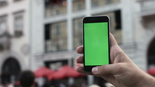 Primer plano de las manos masculinas utilizando smartphone al aire libre en el centro de la ciudad. Hroma Key. De cerca. Movimiento de rastreo. Vertical. pantalones. - Deslizar izquierda derecha animación negro 6 Shot en la cámara de cine ROJO en 4K — Vídeo de stock