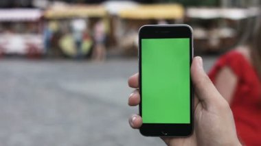 Erkek el smartphone, açık havada ve şehir merkezinde kullanarak yakın çekim. hroma anahtar. Yakın çekim. Hareket izleme. Dikey. pantolon. -Tokatlamak doğru animasyon siyah 6 atış kırmızı sinema kamerada 4 k'dan fazla yaptı
