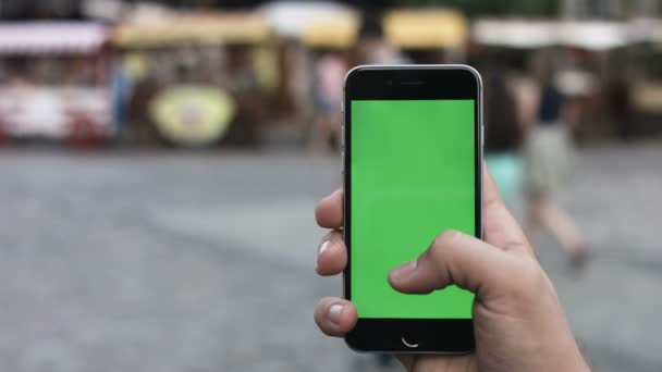 Close-up de mãos masculinas usando smartphone ao ar livre no centro da cidade. Hroma Key. Fecha. Movimento de localização. Vertical. calças. - Deslize para a esquerda direita animação preta 6 tiro na câmera de cinema vermelho em 4K — Vídeo de Stock