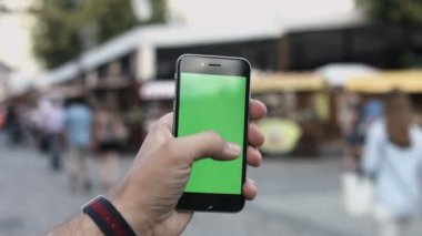 Erkek el smartphone, açık havada ve şehir merkezinde kullanarak yakın çekim. hroma anahtar. Yakın çekim. Hareket izleme. Dikey. pantolon. -Tokatlamak doğru animasyon siyah 6 atış kırmızı sinema kamerada 4 k'dan fazla yaptı