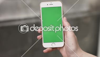 4k yakın kadar bir smartphone ile yeşil perde göstermek underground tutan el tren istasyonu.