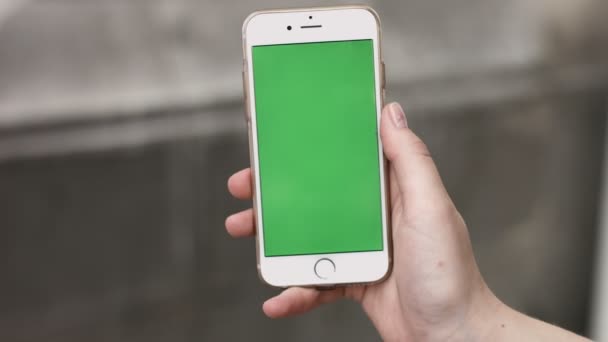 4K Primo piano della mano con uno smartphone con display a schermo verde alla stazione della metropolitana . — Video Stock