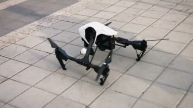 Köprü kamera drone ile profesyonel dronun Nehri üzerinde yakın çekim